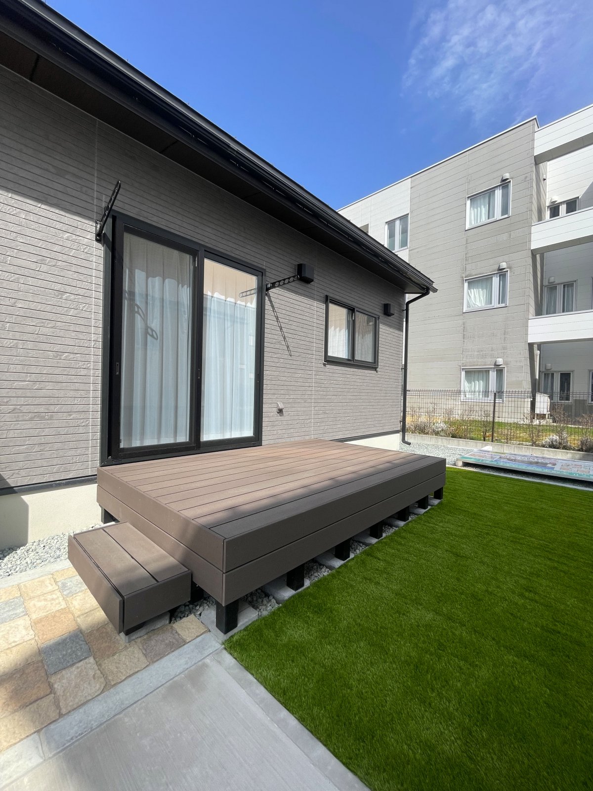 ウッドデッキ付きの平屋住宅