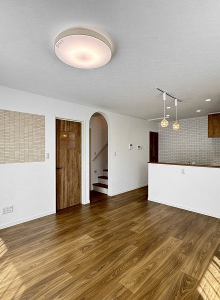 アーチな下がり壁が可愛らしいカントリーテイストな内装と、奥行きある広々玄関が魅力な24坪のお家。